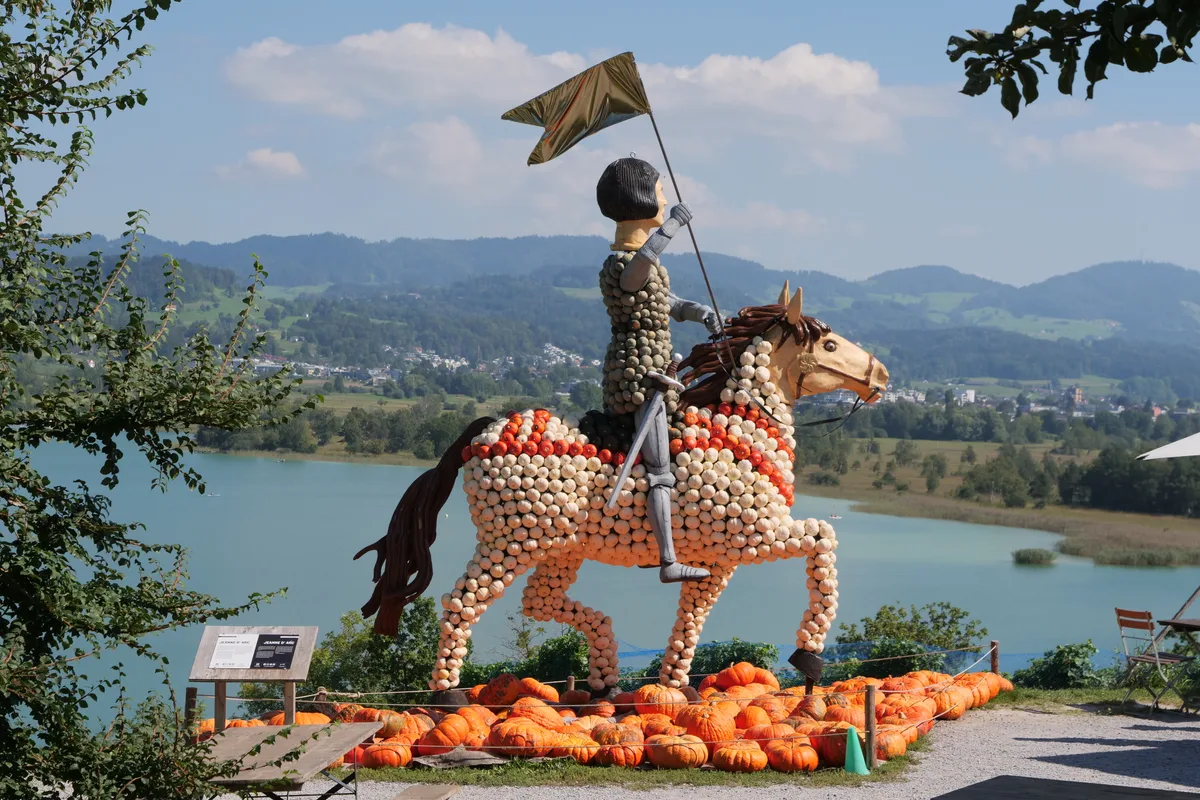 Jeanne d’Arc als Kürbisfigur auf einem Kürbispferd.